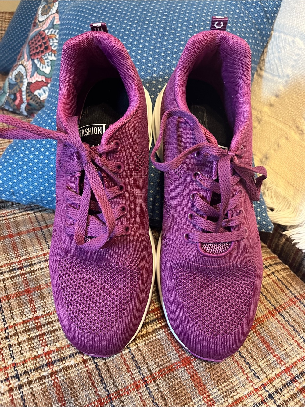 Fitville Fashion Women's Athletic Sneakers in Purple